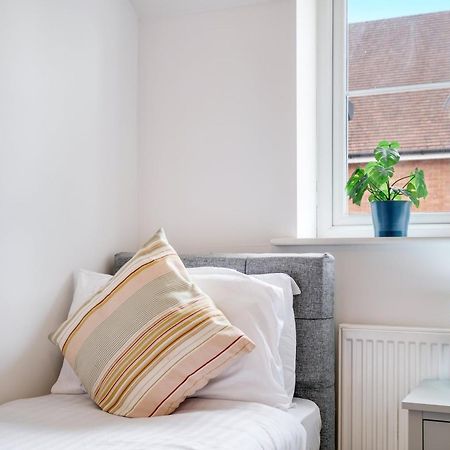 Foxherne 5Bdr 3Ba Serviced House With Parking - Slough By 360Stays Εξωτερικό φωτογραφία