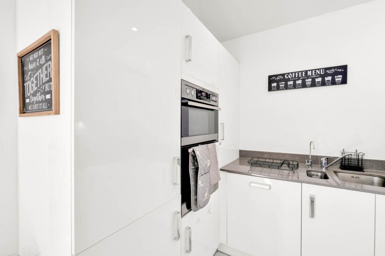 Foxherne 5Bdr 3Ba Serviced House With Parking - Slough By 360Stays Εξωτερικό φωτογραφία
