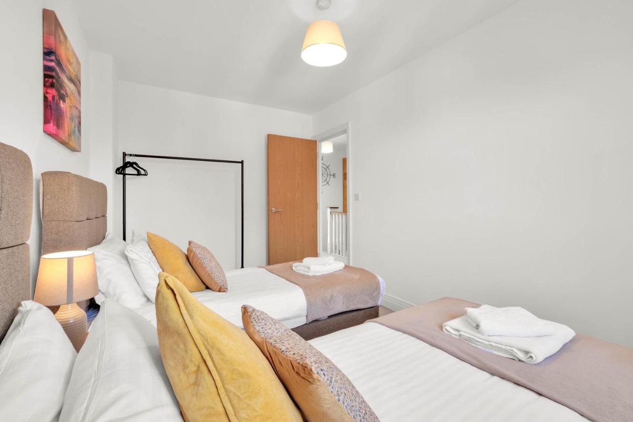 Foxherne 5Bdr 3Ba Serviced House With Parking - Slough By 360Stays Εξωτερικό φωτογραφία