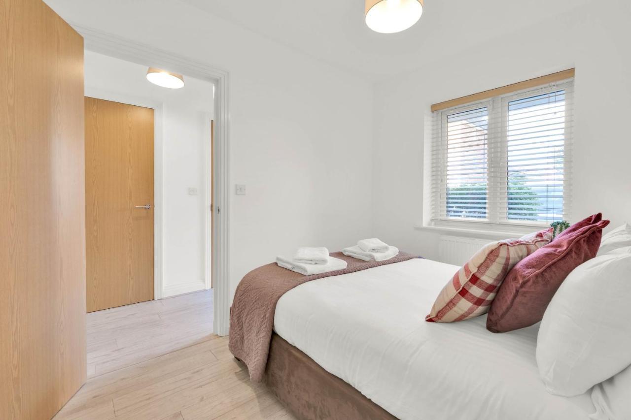 Foxherne 5Bdr 3Ba Serviced House With Parking - Slough By 360Stays Εξωτερικό φωτογραφία