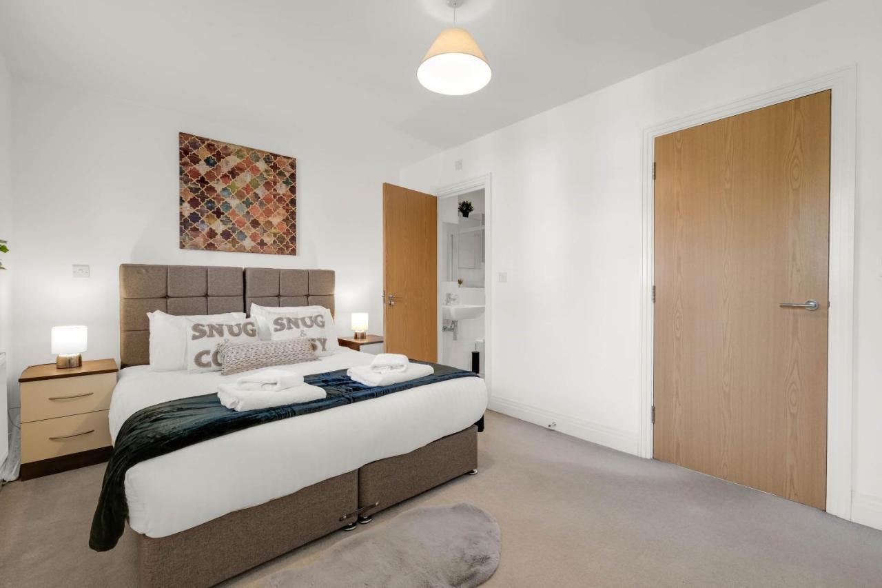 Foxherne 5Bdr 3Ba Serviced House With Parking - Slough By 360Stays Εξωτερικό φωτογραφία