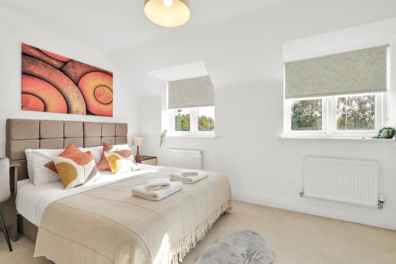 Foxherne 5Bdr 3Ba Serviced House With Parking - Slough By 360Stays Εξωτερικό φωτογραφία