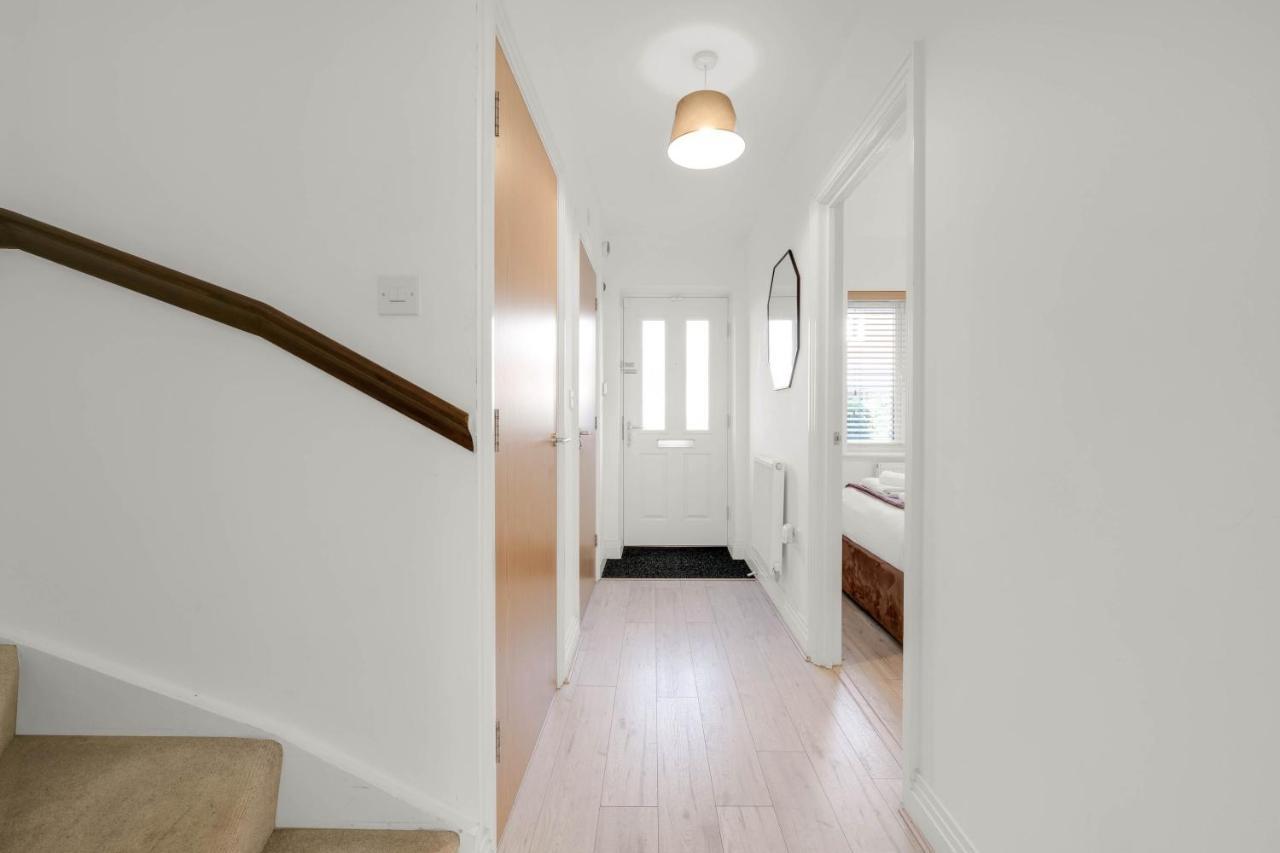 Foxherne 5Bdr 3Ba Serviced House With Parking - Slough By 360Stays Εξωτερικό φωτογραφία