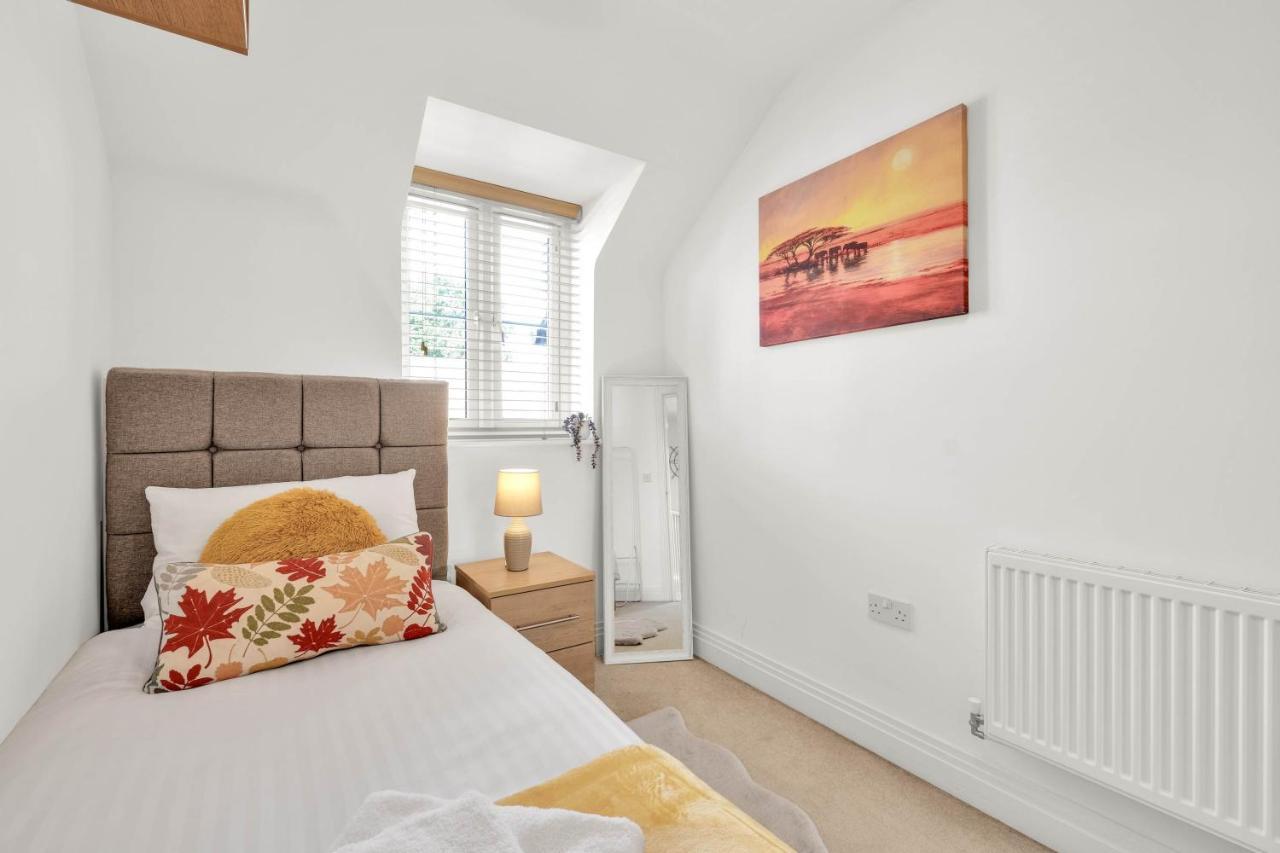 Foxherne 5Bdr 3Ba Serviced House With Parking - Slough By 360Stays Εξωτερικό φωτογραφία