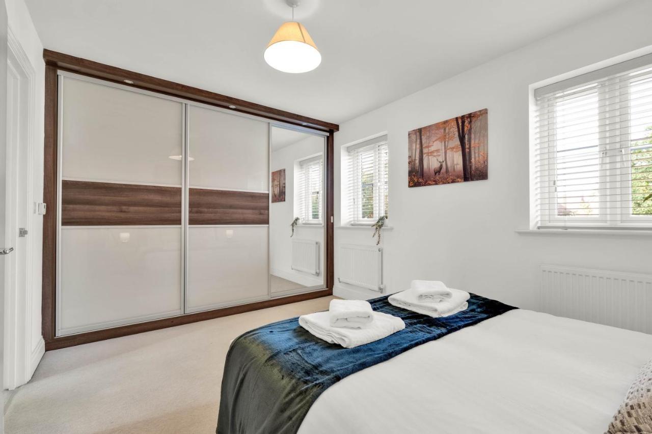 Foxherne 5Bdr 3Ba Serviced House With Parking - Slough By 360Stays Εξωτερικό φωτογραφία