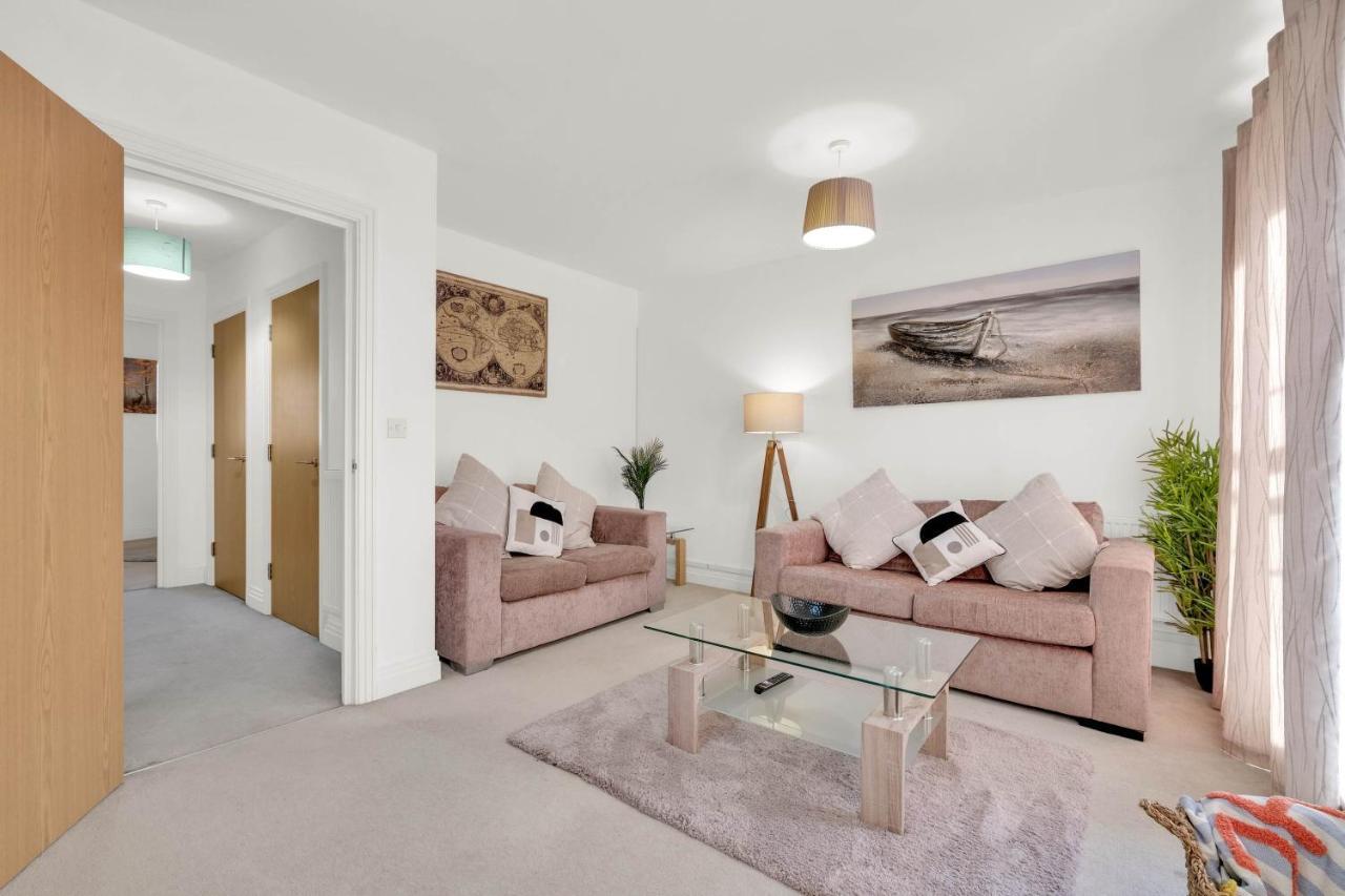 Foxherne 5Bdr 3Ba Serviced House With Parking - Slough By 360Stays Εξωτερικό φωτογραφία