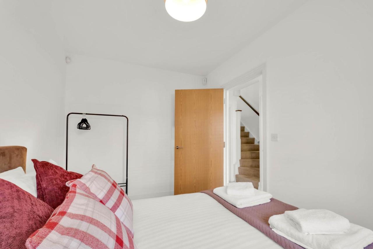 Foxherne 5Bdr 3Ba Serviced House With Parking - Slough By 360Stays Εξωτερικό φωτογραφία