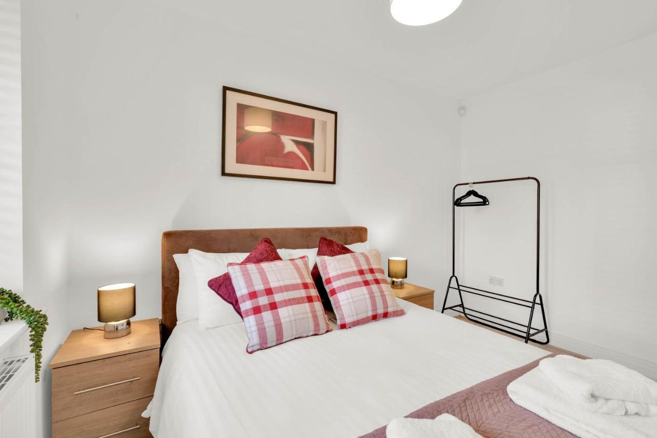 Foxherne 5Bdr 3Ba Serviced House With Parking - Slough By 360Stays Εξωτερικό φωτογραφία