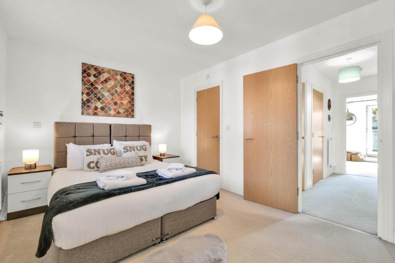 Foxherne 5Bdr 3Ba Serviced House With Parking - Slough By 360Stays Εξωτερικό φωτογραφία