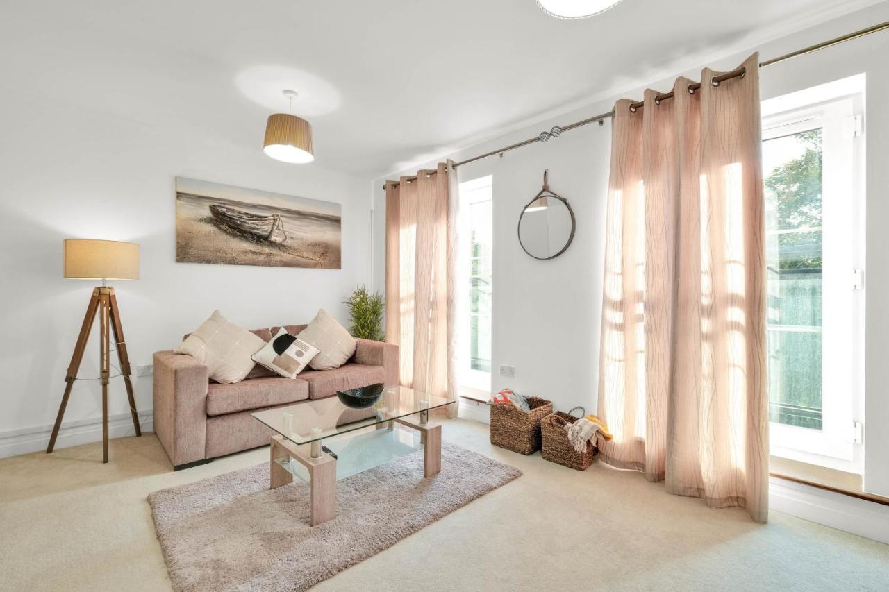 Foxherne 5Bdr 3Ba Serviced House With Parking - Slough By 360Stays Εξωτερικό φωτογραφία