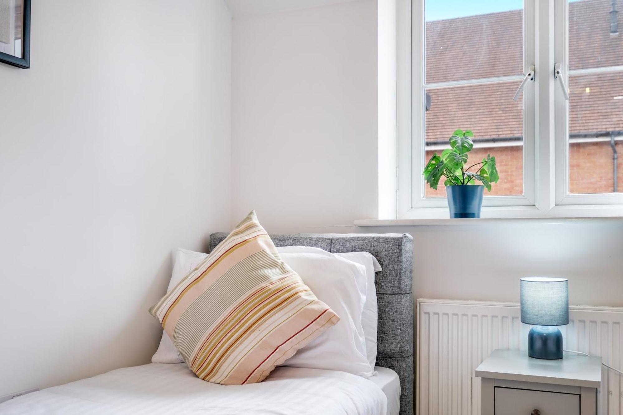 Foxherne 5Bdr 3Ba Serviced House With Parking - Slough By 360Stays Εξωτερικό φωτογραφία