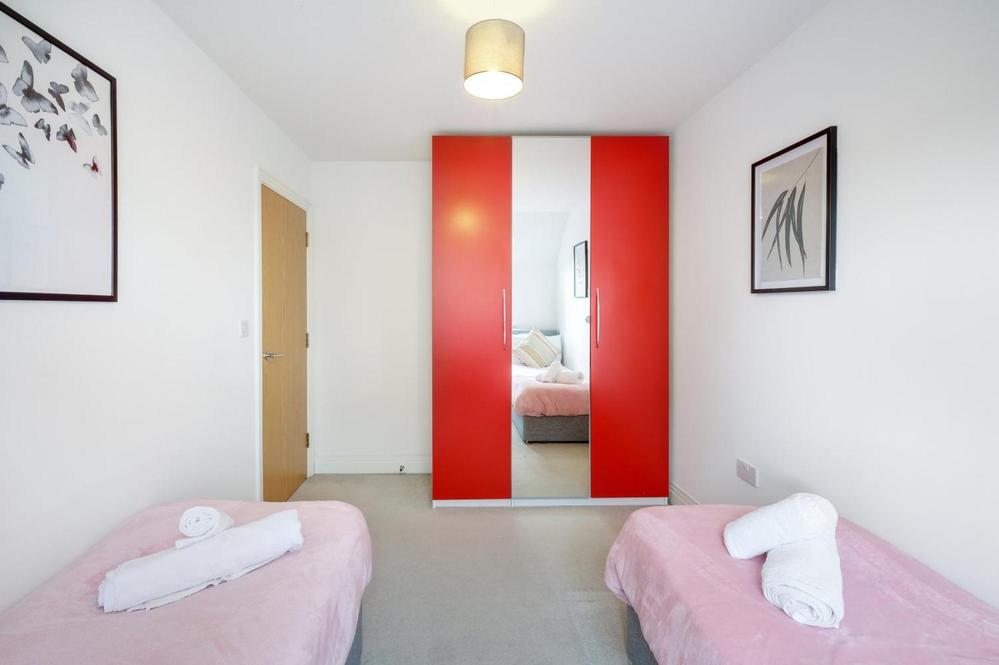 Foxherne 5Bdr 3Ba Serviced House With Parking - Slough By 360Stays Εξωτερικό φωτογραφία