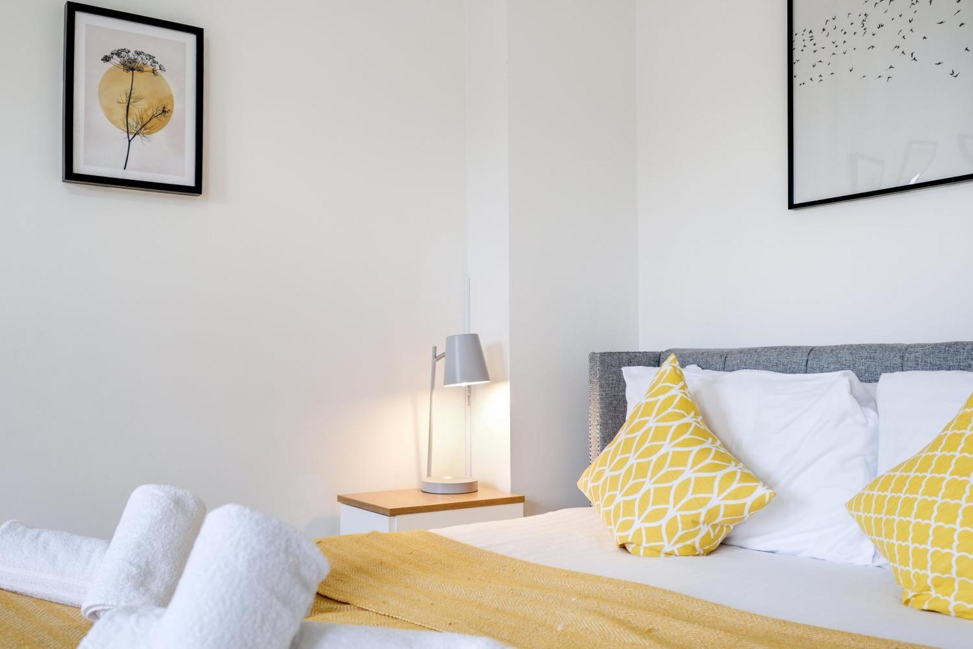 Foxherne 5Bdr 3Ba Serviced House With Parking - Slough By 360Stays Εξωτερικό φωτογραφία