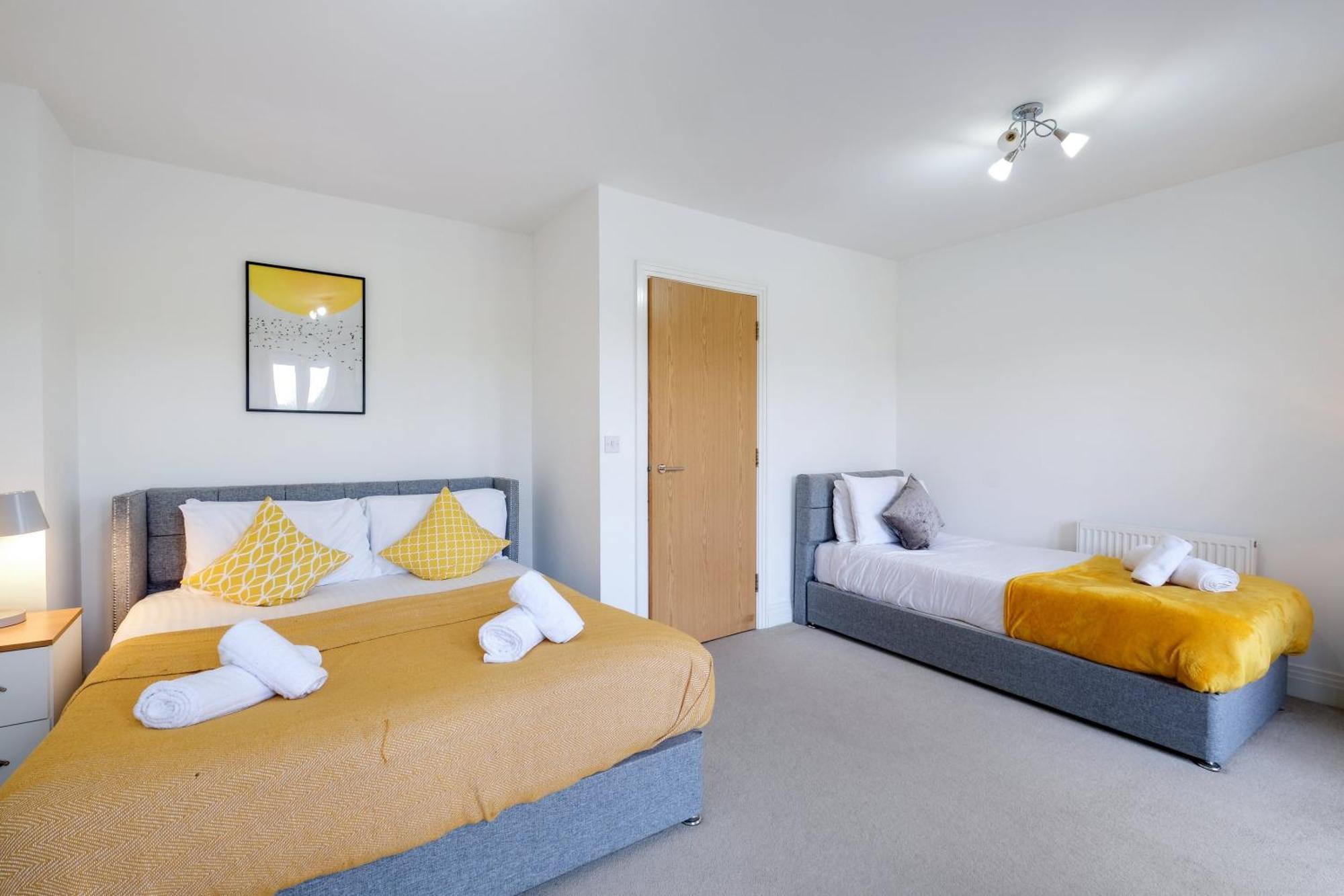 Foxherne 5Bdr 3Ba Serviced House With Parking - Slough By 360Stays Εξωτερικό φωτογραφία