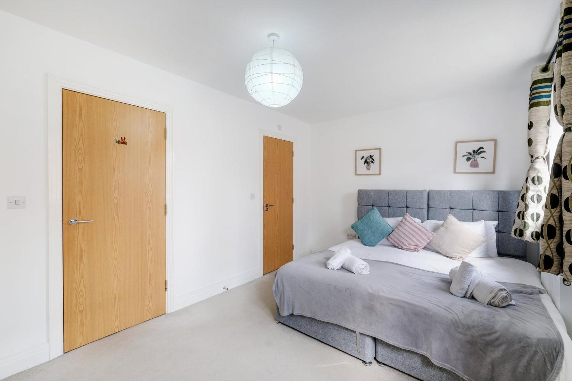 Foxherne 5Bdr 3Ba Serviced House With Parking - Slough By 360Stays Εξωτερικό φωτογραφία