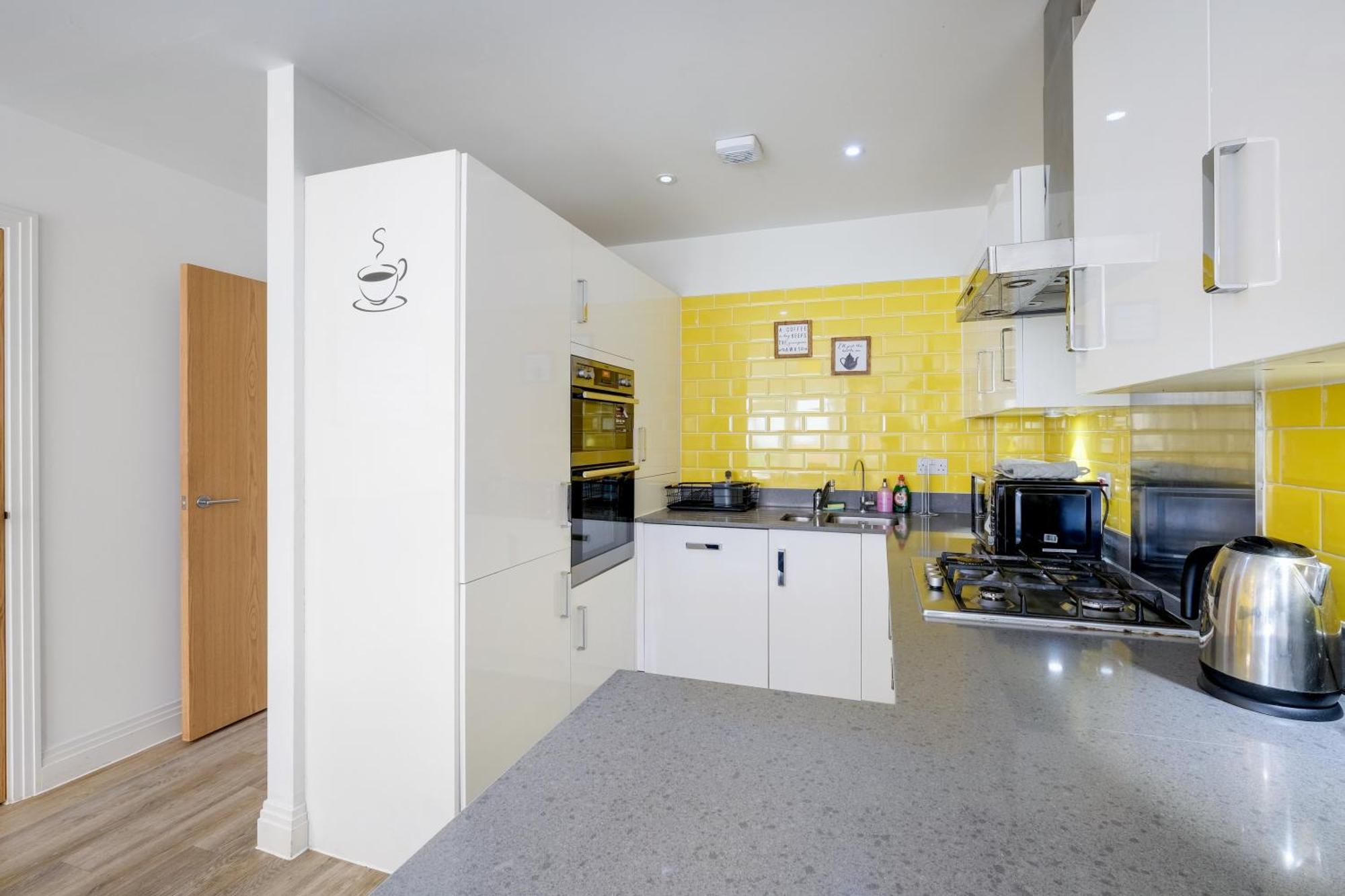 Foxherne 5Bdr 3Ba Serviced House With Parking - Slough By 360Stays Εξωτερικό φωτογραφία