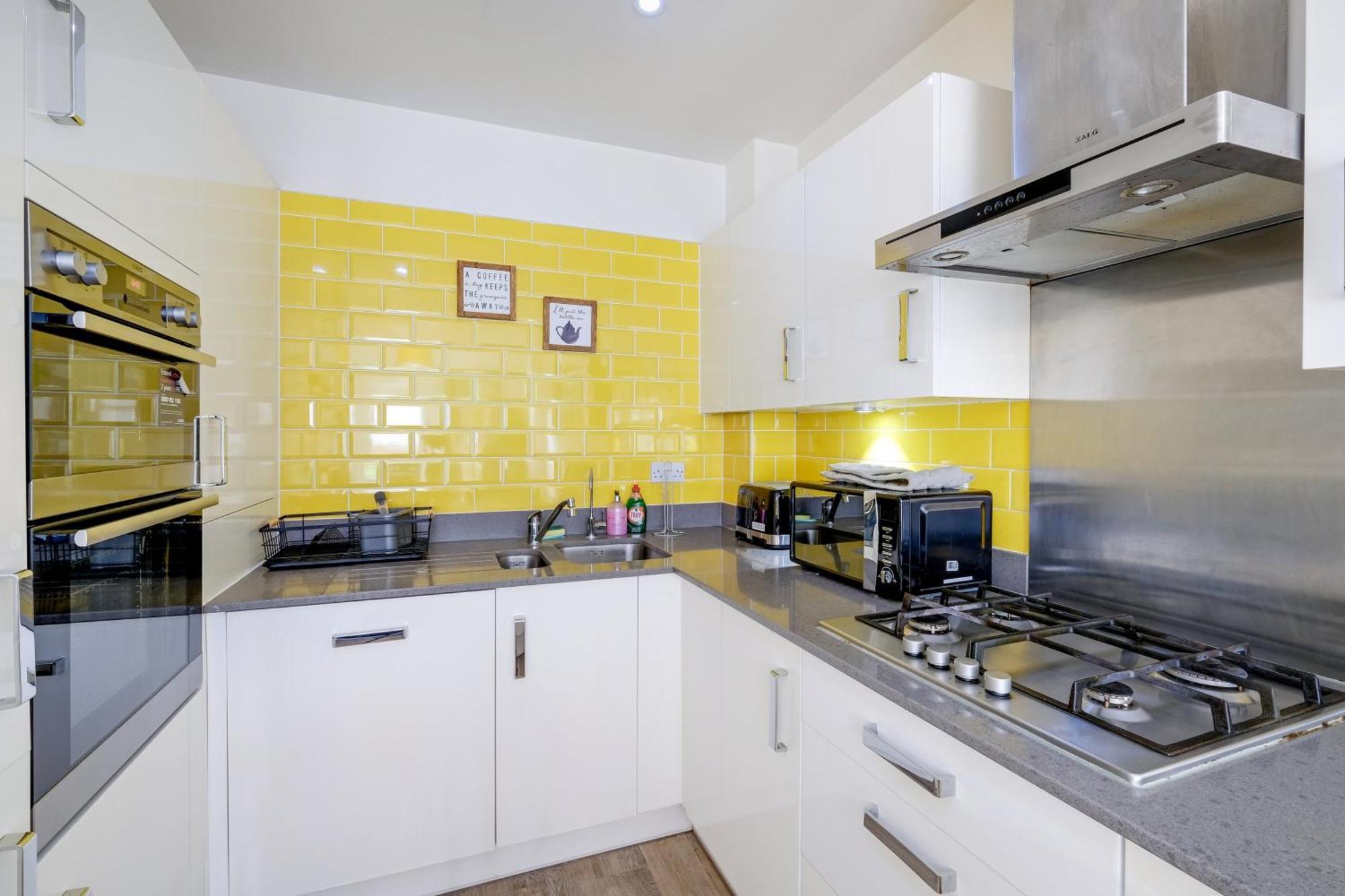 Foxherne 5Bdr 3Ba Serviced House With Parking - Slough By 360Stays Εξωτερικό φωτογραφία
